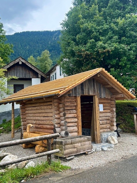 Die Beckhütte - ein Wetzsteinrohling wird in Form "gebeckt"