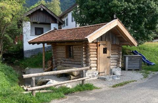 Die Beckhütte - ein Wetzsteinrohling wird in Form "gebeckt"