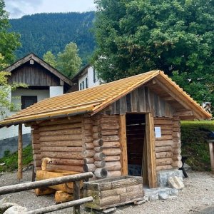 Die Beckhütte - ein Wetzsteinrohling wird in Form "gebeckt"
